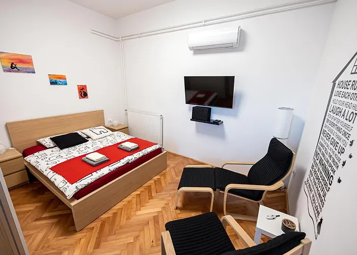 Apartment That Cat Flat - Free Parking, Near Center, Cats!